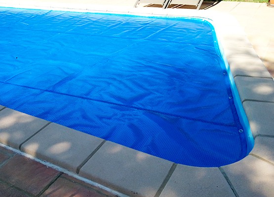 couverture piscine thermique avec ourlet sur le périmètre